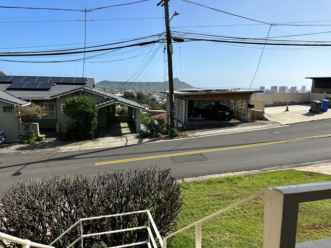 Building Photo - Spacious 2 bedrooms, 1 bath with parking