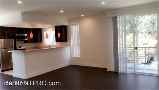 Building Photo - 14802 Delano St