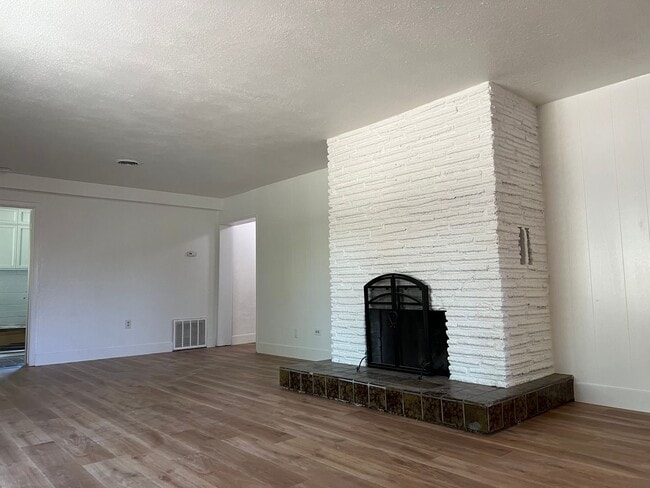 Building Photo - Two Bedroom Two Bathroom in a Parklike Set...