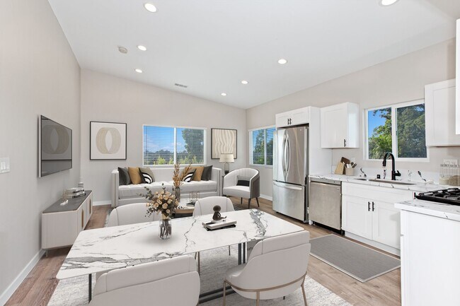 Building Photo - Private balcony + private patio!