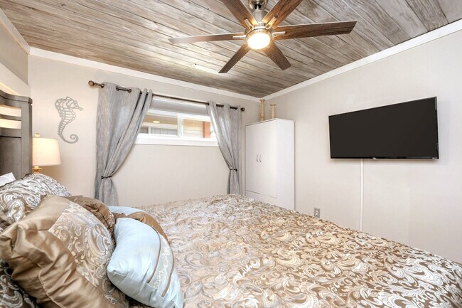 Building Photo - 4000 Gulf Terrace Dr