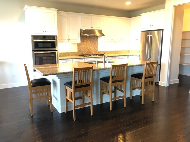 Building Photo - Stunning 4-Bedroom Home in the Desirable G...