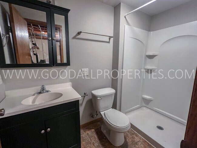 Building Photo - 4 Bedroom 2 Bathroom Home in Altoona