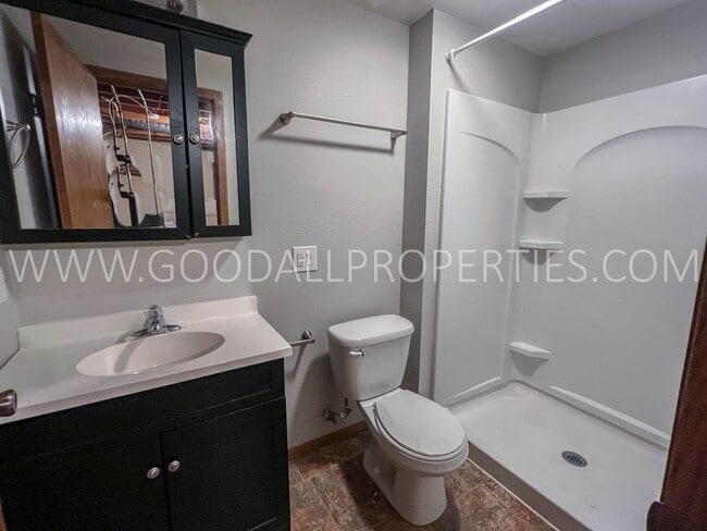 Building Photo - 4 Bedroom 2 Bathroom Home in Altoona with a 2-Car detached garage