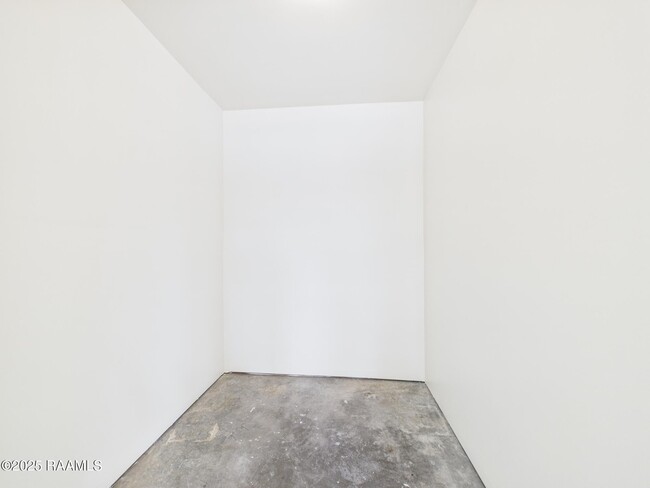 Building Photo - 302 Lark Dr