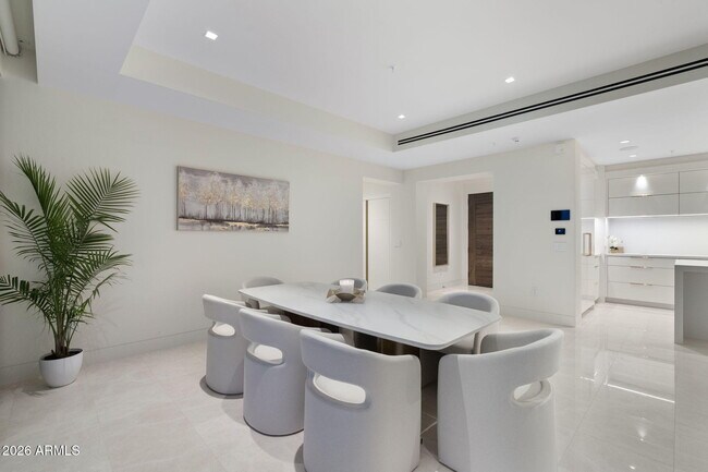 Building Photo - 6587 N Palmeraie Blvd