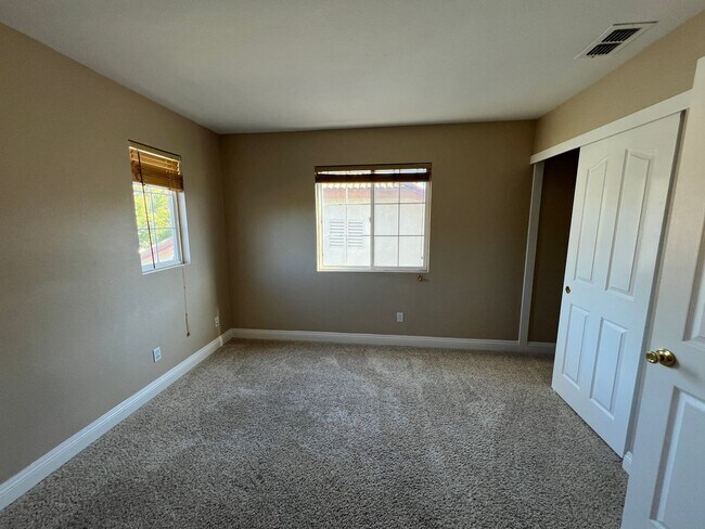 Building Photo - Highly Saught After Stonelake 4 Bedroom wi...