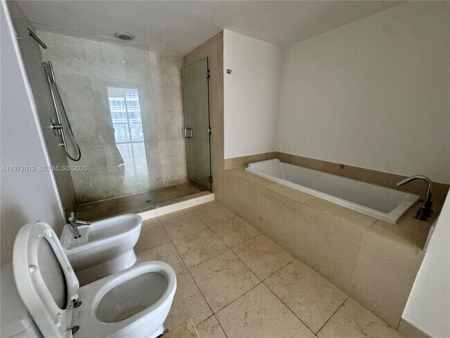 Building Photo - 495 Brickell Ave