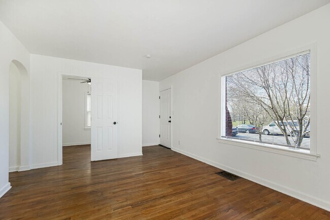 Building Photo - Charming 4-Bedroom Home in Kansas City, MO...