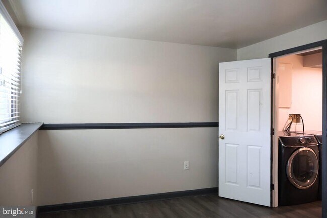 Building Photo - 5218 Caroline Cir