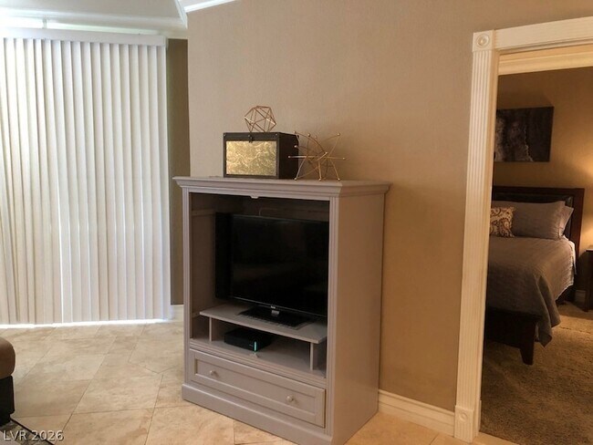 Building Photo - 220 E Flamingo Rd