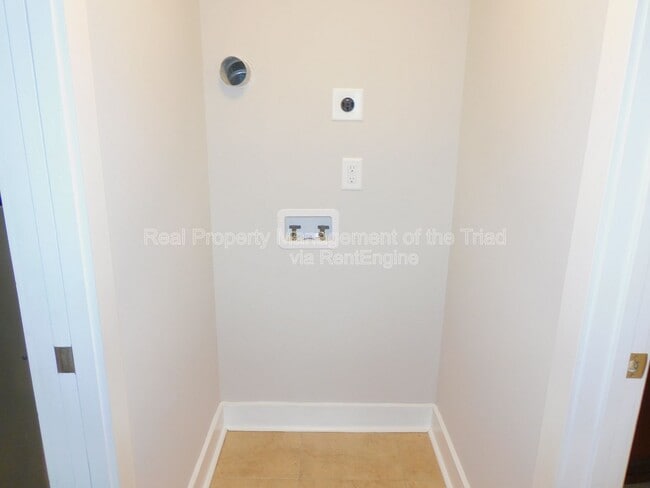 Building Photo - 934 Albert St SW