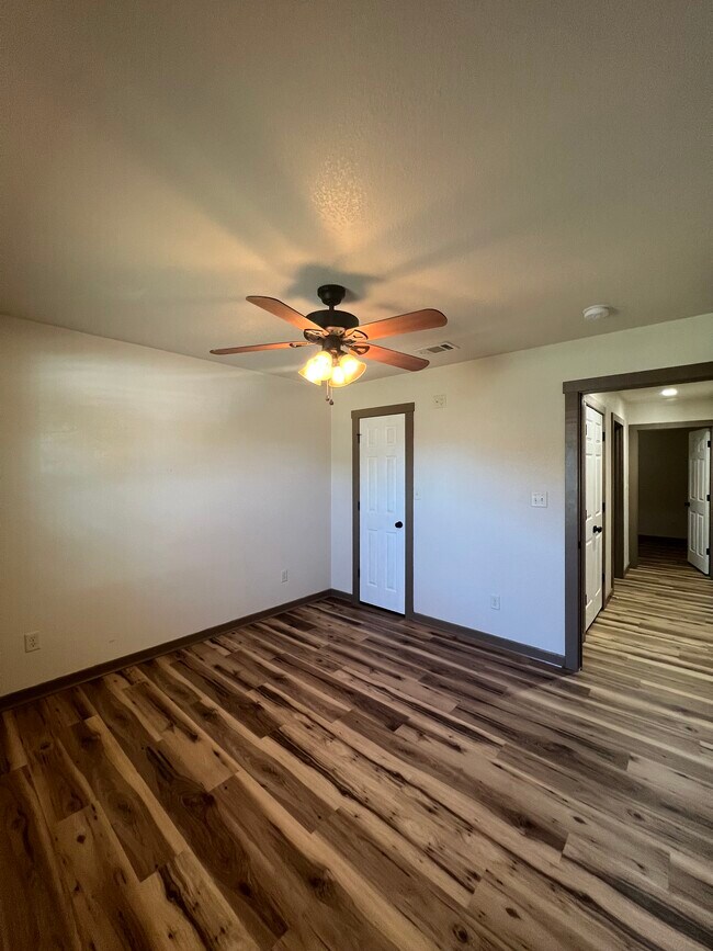 Building Photo - 306 Lux Dr