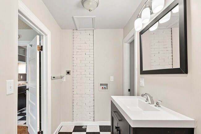 Building Photo - 512 E Cozy St