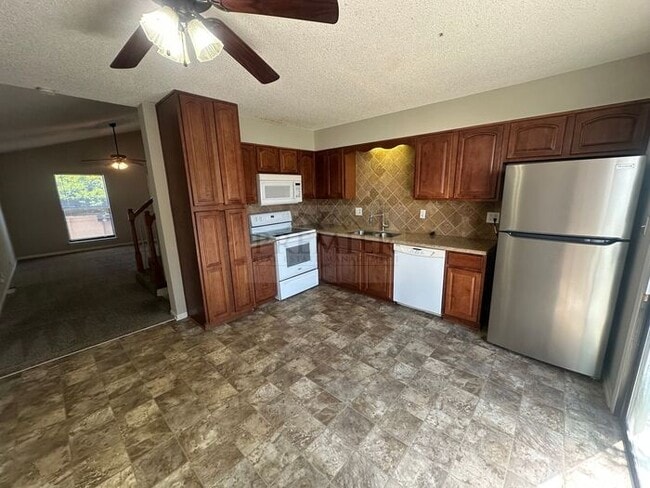 Building Photo - 3 bed / 1 bath duplex for rent - $1425- re...
