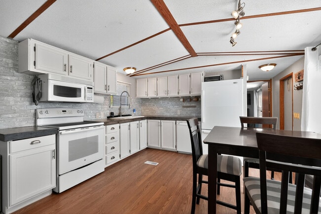 Building Photo - 9166 Porter Rd