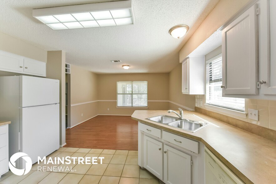 Building Photo - 2121 Rolling Creek Run