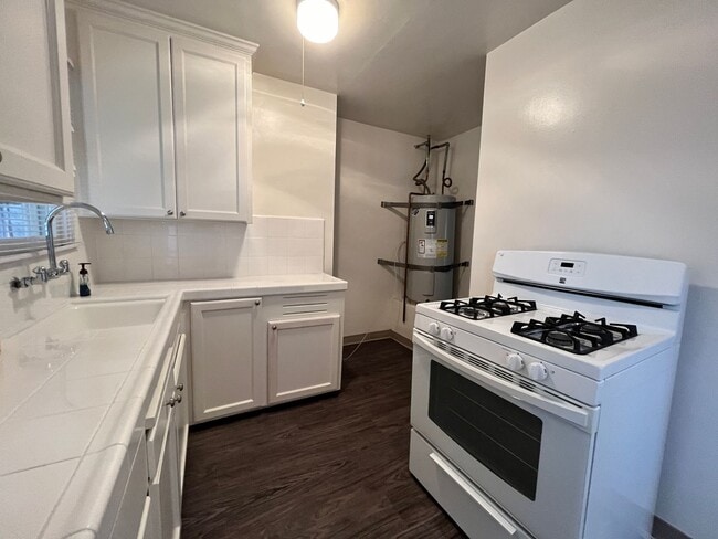 Building Photo - Centrally located 3-bedroom house