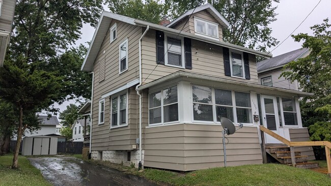 Building Photo - Charming 3-bedroom, 1-bathroom home locate...