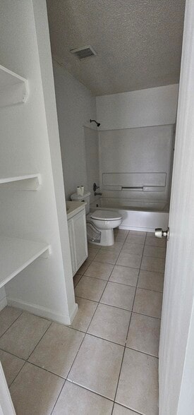 Master restroom - 3308 Ivy Ave