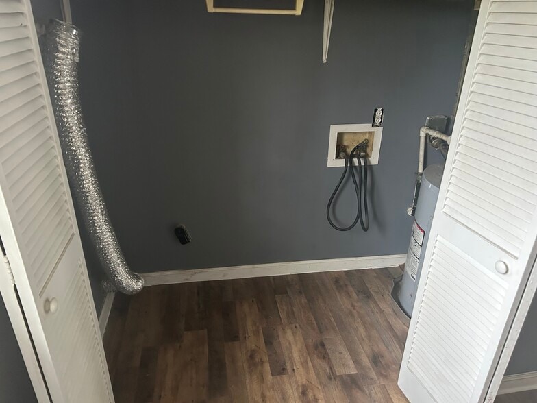 Washer dryer hookups - 1140 E Main St