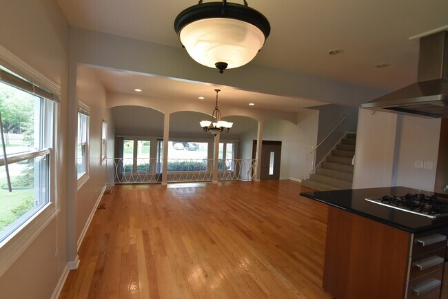 Building Photo - 1702 N Waterman Ave