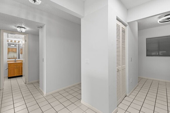 Building Photo - Condo For Rent on ST PETE BEACH!