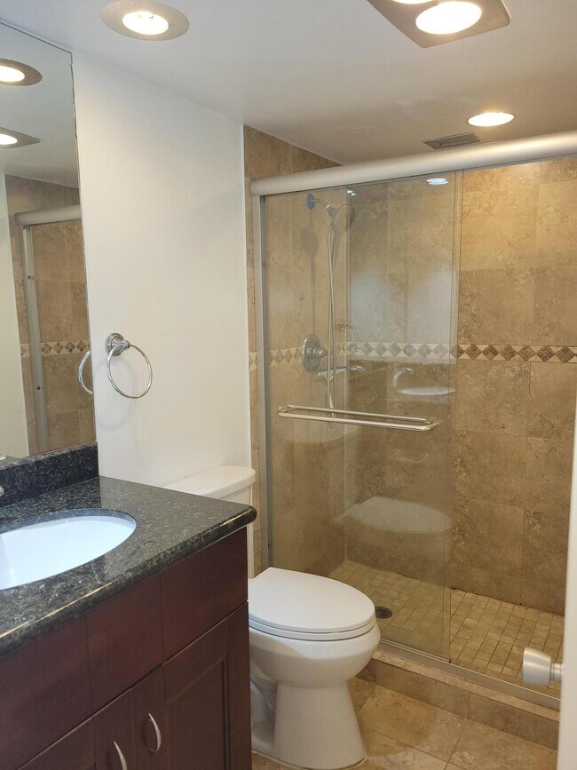 Building Photo - 3050 N Palm Aire Dr
