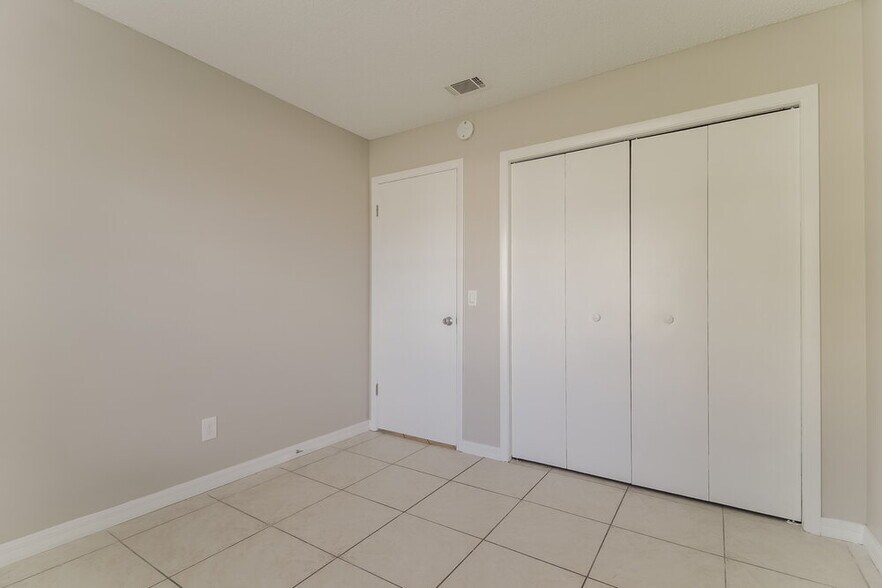 Building Photo - 725 Meadowside Ct