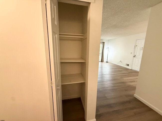 Building Photo - 11 Colonial Ct