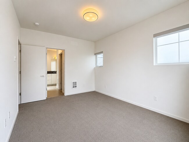 Building Photo - 709 18th Ave S