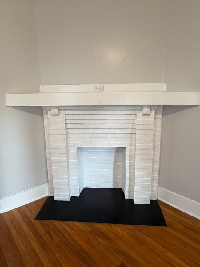 Building Photo - Stylish 2/2 Bungalow with Modern Kitchen & Spacious Backyard