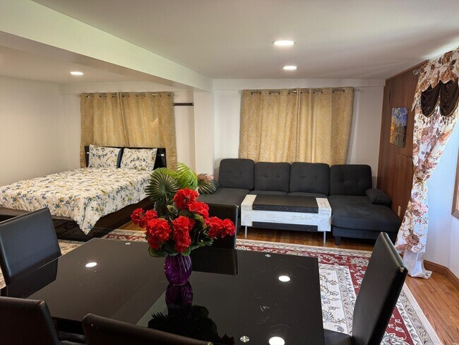 Building Photo - 367 Maple St