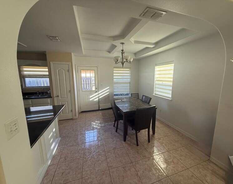 Building Photo - 1803 W Bronze St