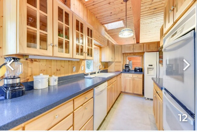 Building Photo - 770 E Country Club Drive East