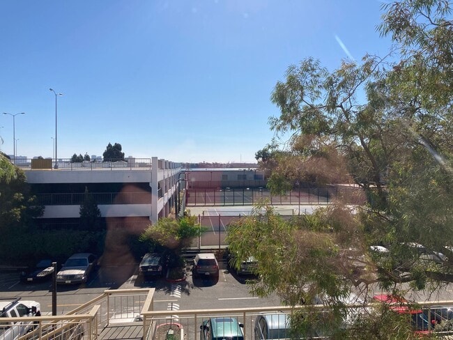 Building Photo - Sunny 3rd floor condo with parking in Wate...