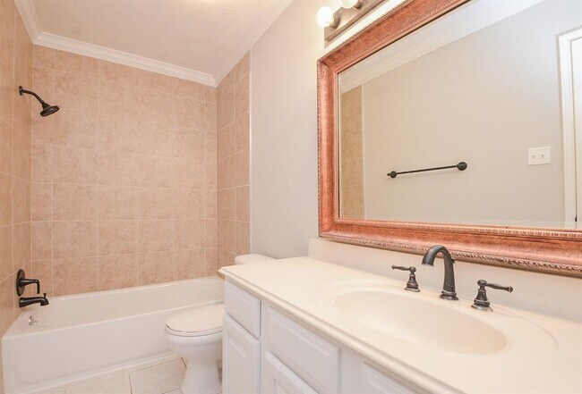 Building Photo - 940 Wycliffe Dr