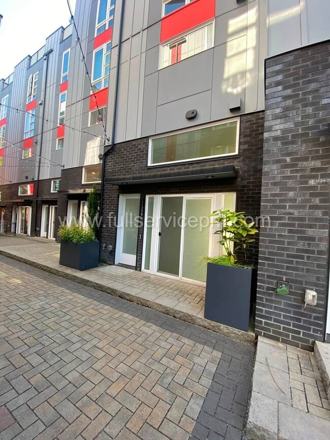 Building Photo - Modern Live/Work Northgate Townhome w/ Rooftop Deck, Luxury Bosch Kitchen & Dual Suites