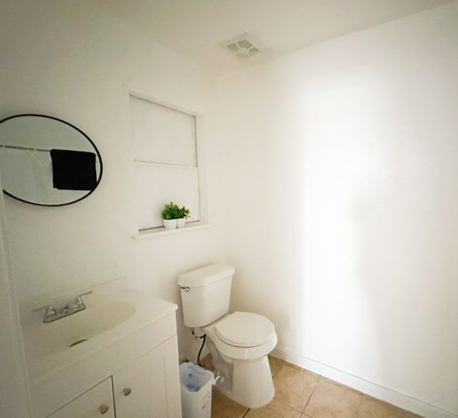 Building Photo - 109 E Venus Ln