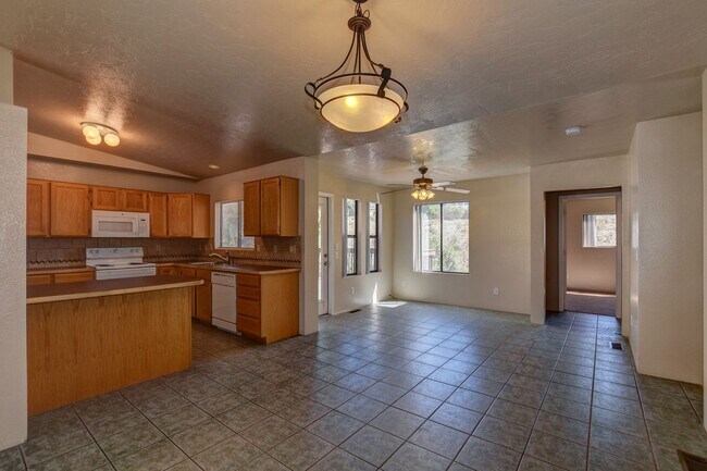 Building Photo - Pet Friendly 4 bedroom, 3 bath home for rent!