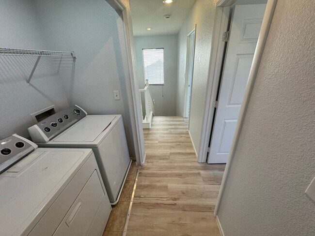 Building Photo - Charming 3 Bedroom, 3 Bathroom, 2-Story Ho...