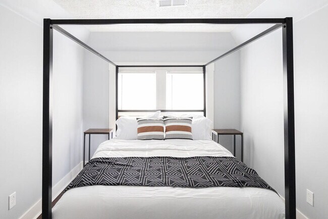 Building Photo - 1501 E 105th St