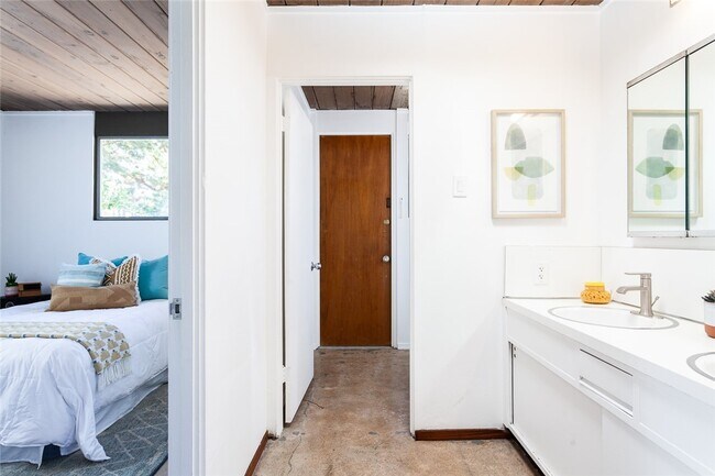 Building Photo - 1131 N Encanto St