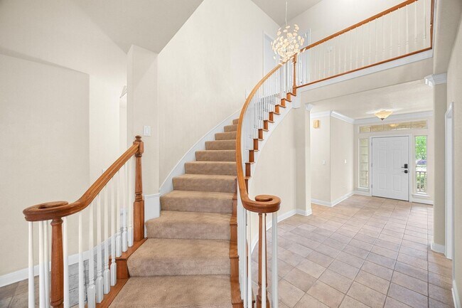 Building Photo - 7 Bed Home for August!