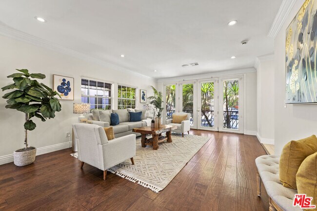 Building Photo - 1114 S La Peer Dr