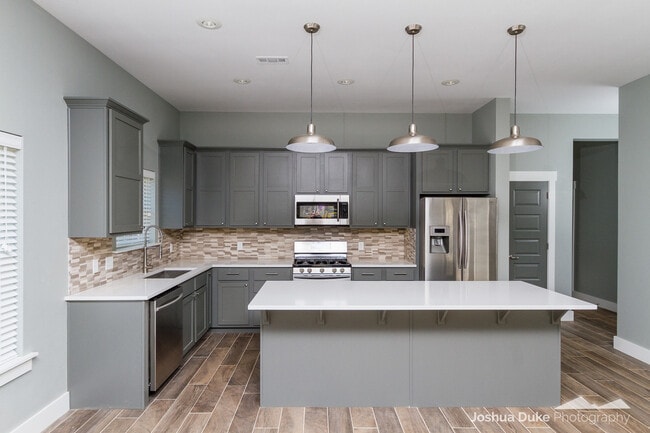 Building Photo - Pre-Leasing Modern Style Home Minutes from Campus and Downtown Fayetteville