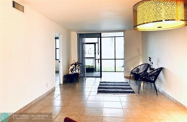 Building Photo - 112 Lake Emerald Dr