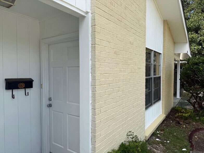 Building Photo - 4630 Southpark Dr