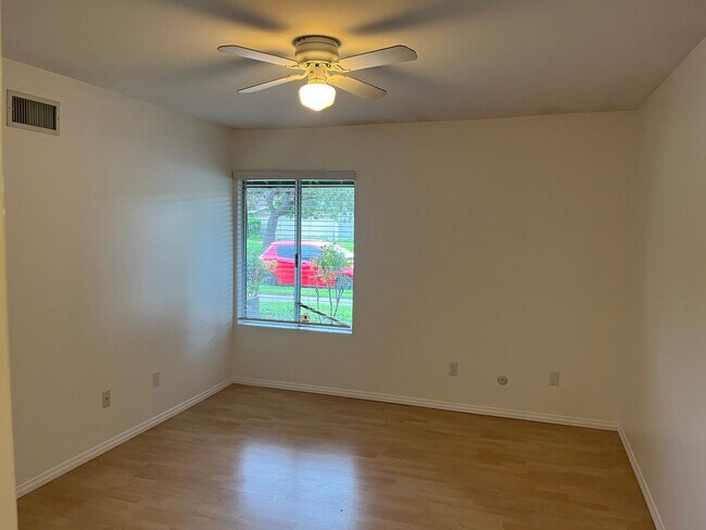 Building Photo - 2 Bedroom, Single Story Condo With A/C!