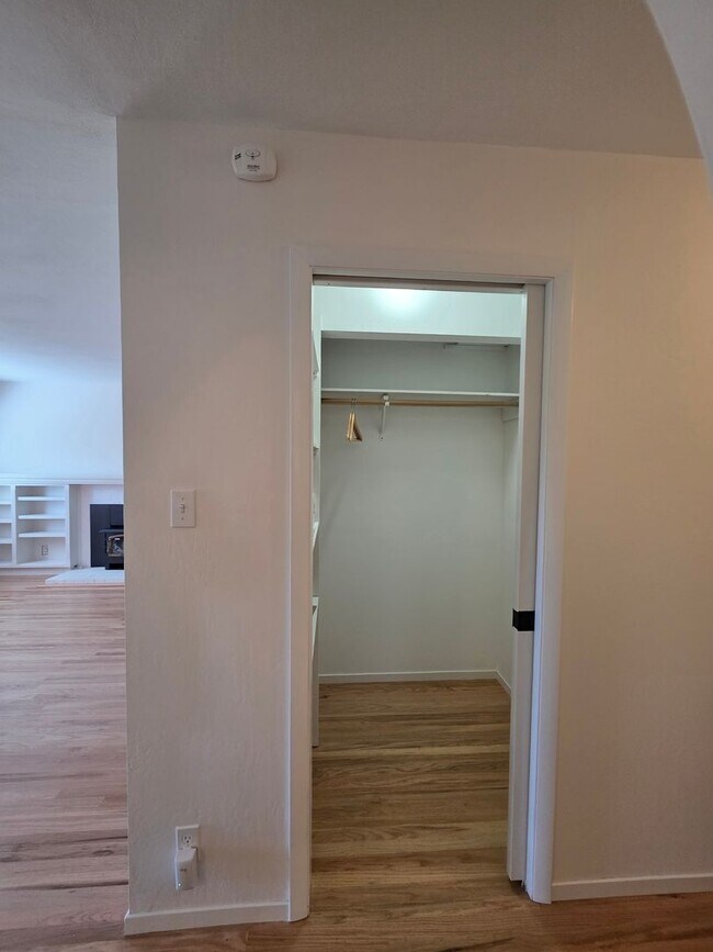 Building Photo - Delightful Single Story 2/2 with Expanded Bath and Beautiful Gardens